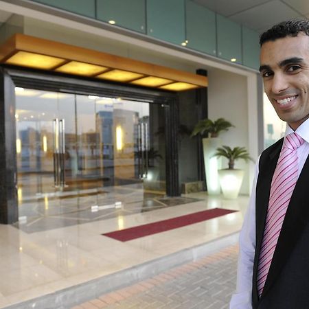 Fraser Suites Seef Bahrain Manamah Buitenkant foto A doorman at a hotel