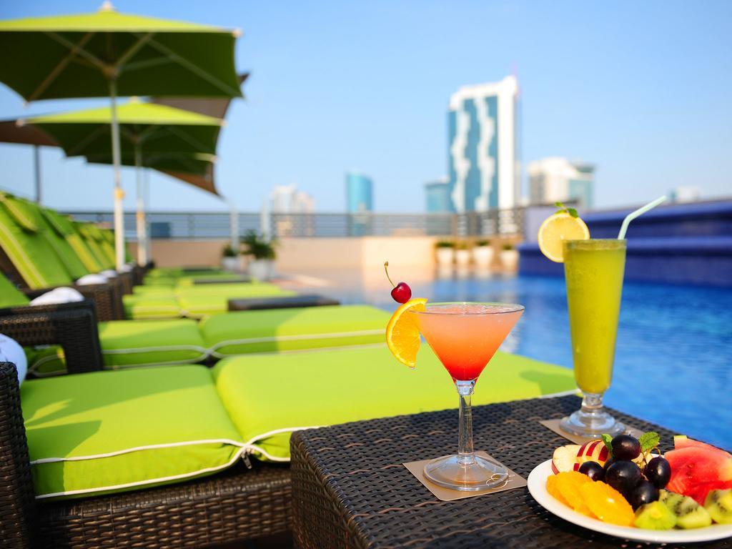 Fraser Suites Seef Bahrain Manamah Buitenkant foto Pool at the hotel