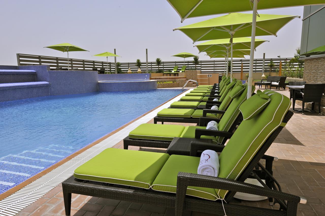 Fraser Suites Seef Bahrain Manamah Buitenkant foto Pool at the hotel