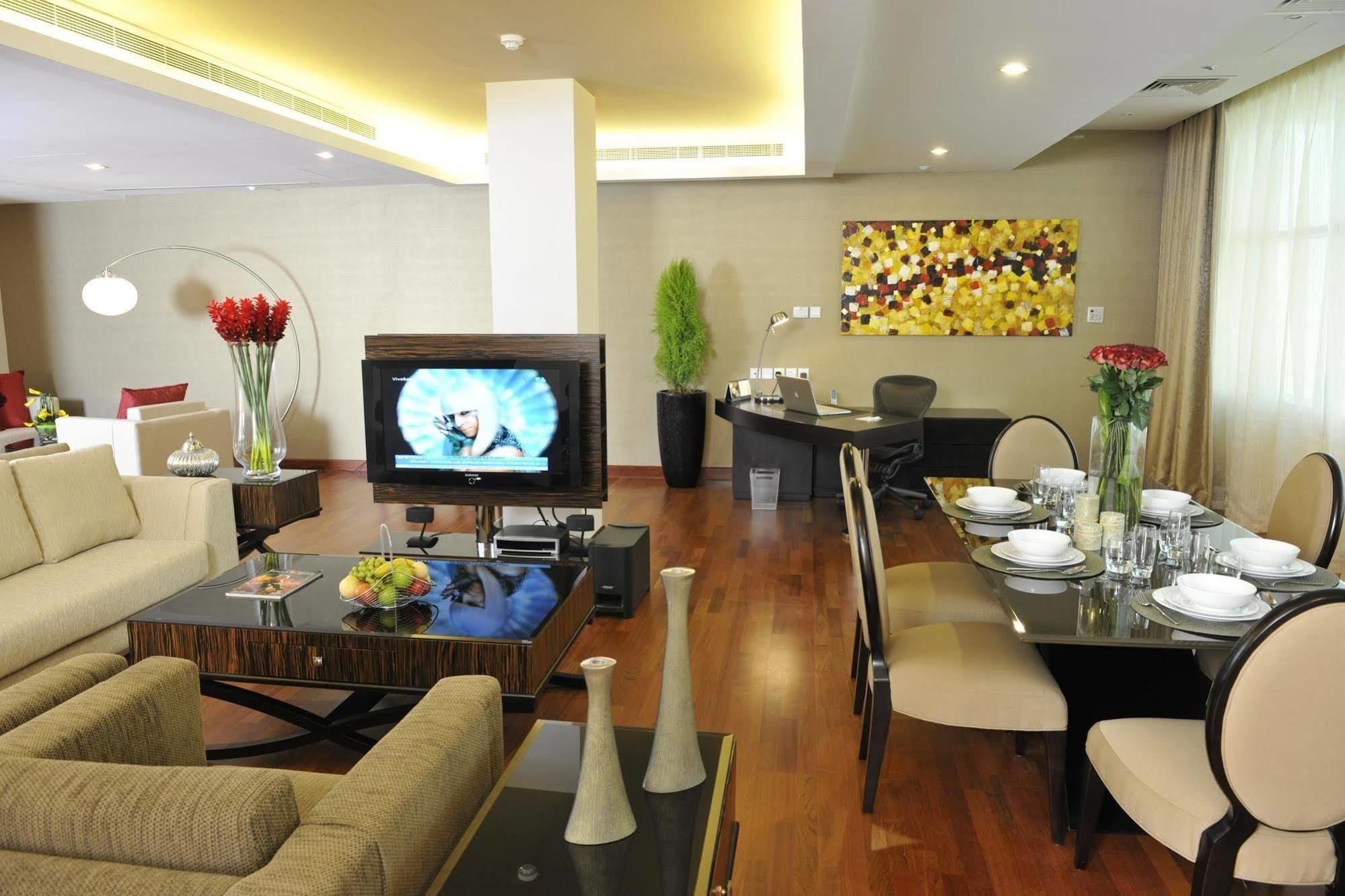 Fraser Suites Seef Bahrain Manamah Restaurant foto A living room in a serviced apartment in Kuala Lumpur, Malaysia