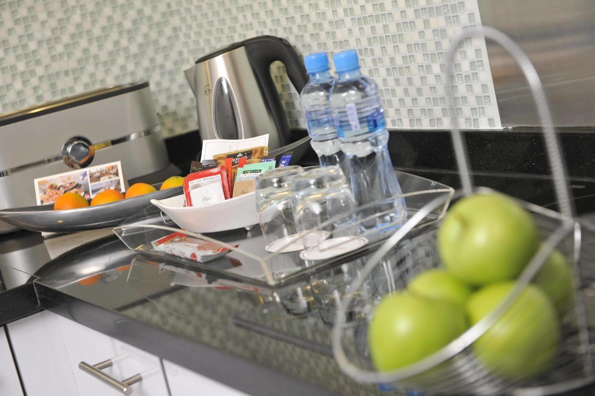 Fraser Suites Seef Bahrain Manamah Buitenkant foto A hospitality tray